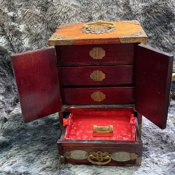 Vtg Oriental Wooden Jewelry Box Ornate Brass Carved Jade Inlaid w/ lock and key - Picture 4 of 16